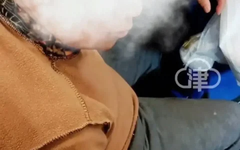 老奶霸占3个座位的事上了热搜，列车员处理结果引众议，疑似惯犯